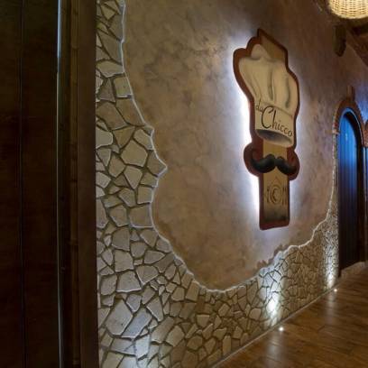 Palladian in travertine star in a restaurant in Rome.